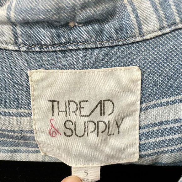 Thread & Supply Stylish Button Up Size Small - Picture 3 of 3